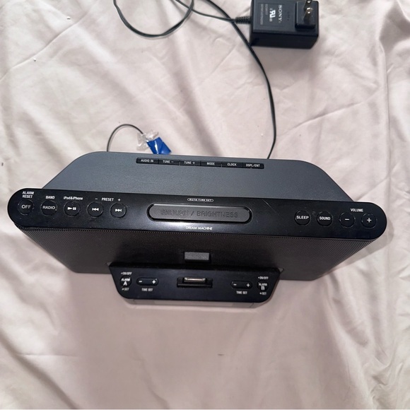 Sony black iPod dock with speakers - Picture 6 of 6